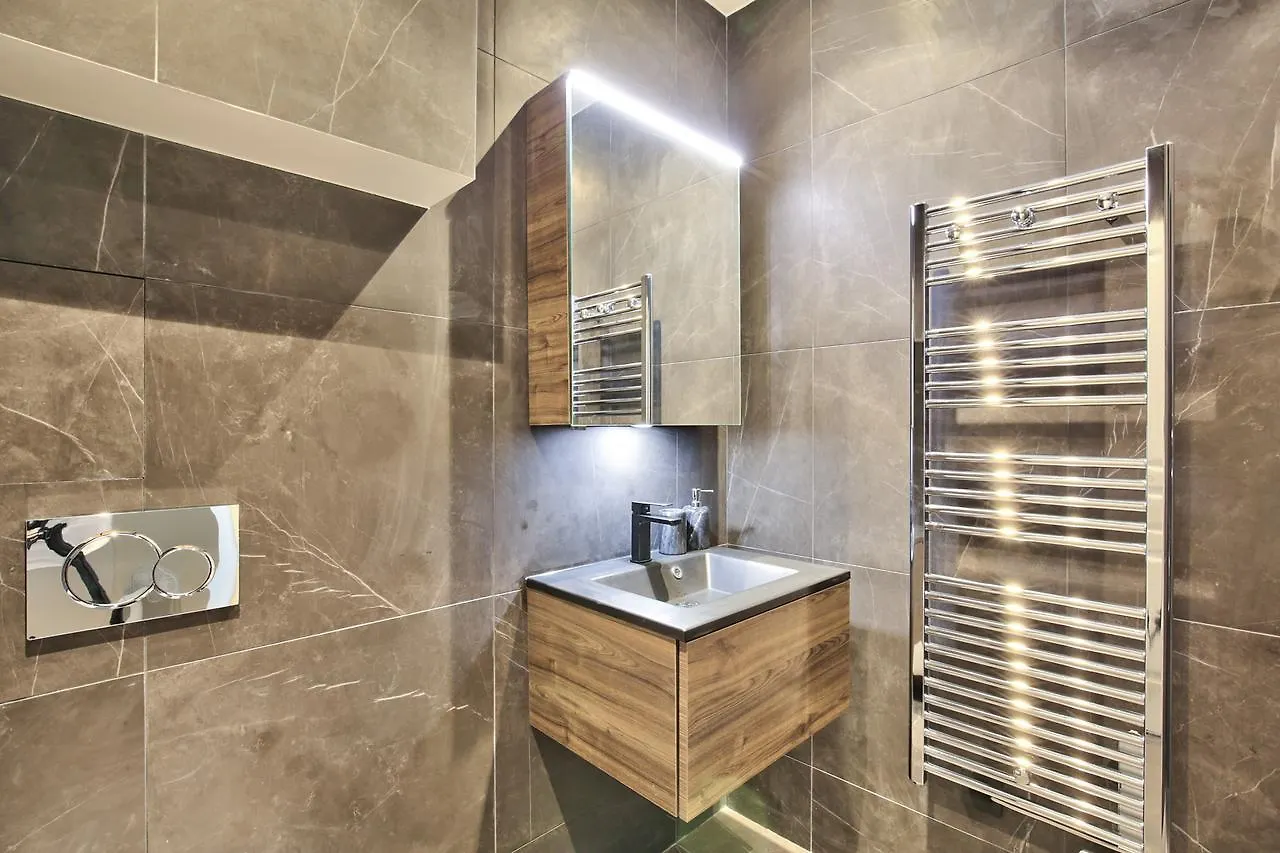 70 - Authentic Parisian Flat Appartement Parijs