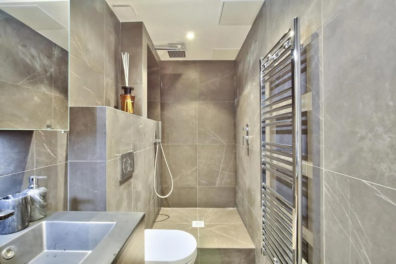 70 - Authentic Parisian Flat פריז
